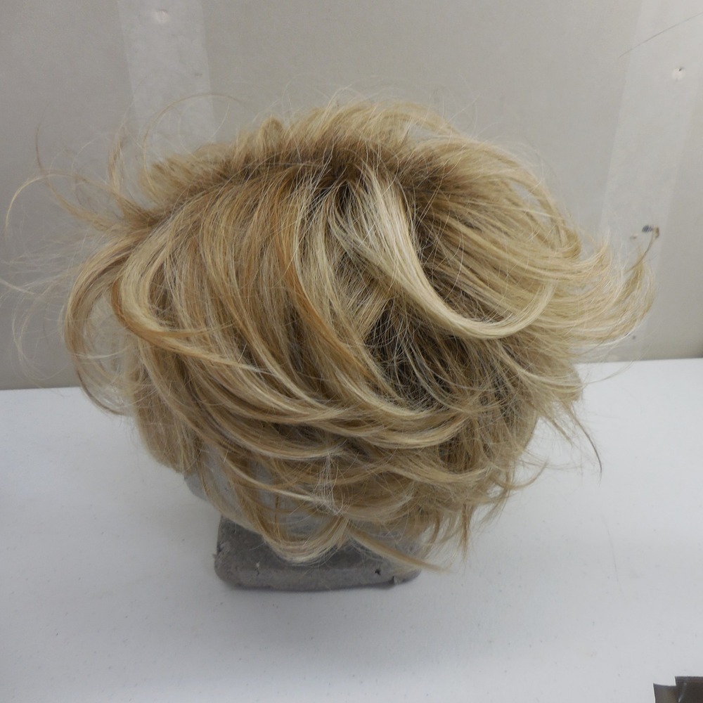 Raquel Welch Short Blonde Layered Synthetic Wig Rooted Textured Pixie Cut Japan - Picture 3 of 11